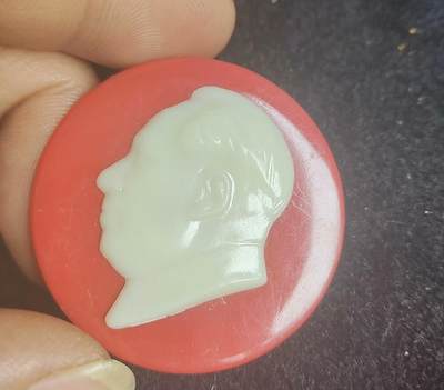 塑料 毛主席像章 - 塑料 毛主席像章