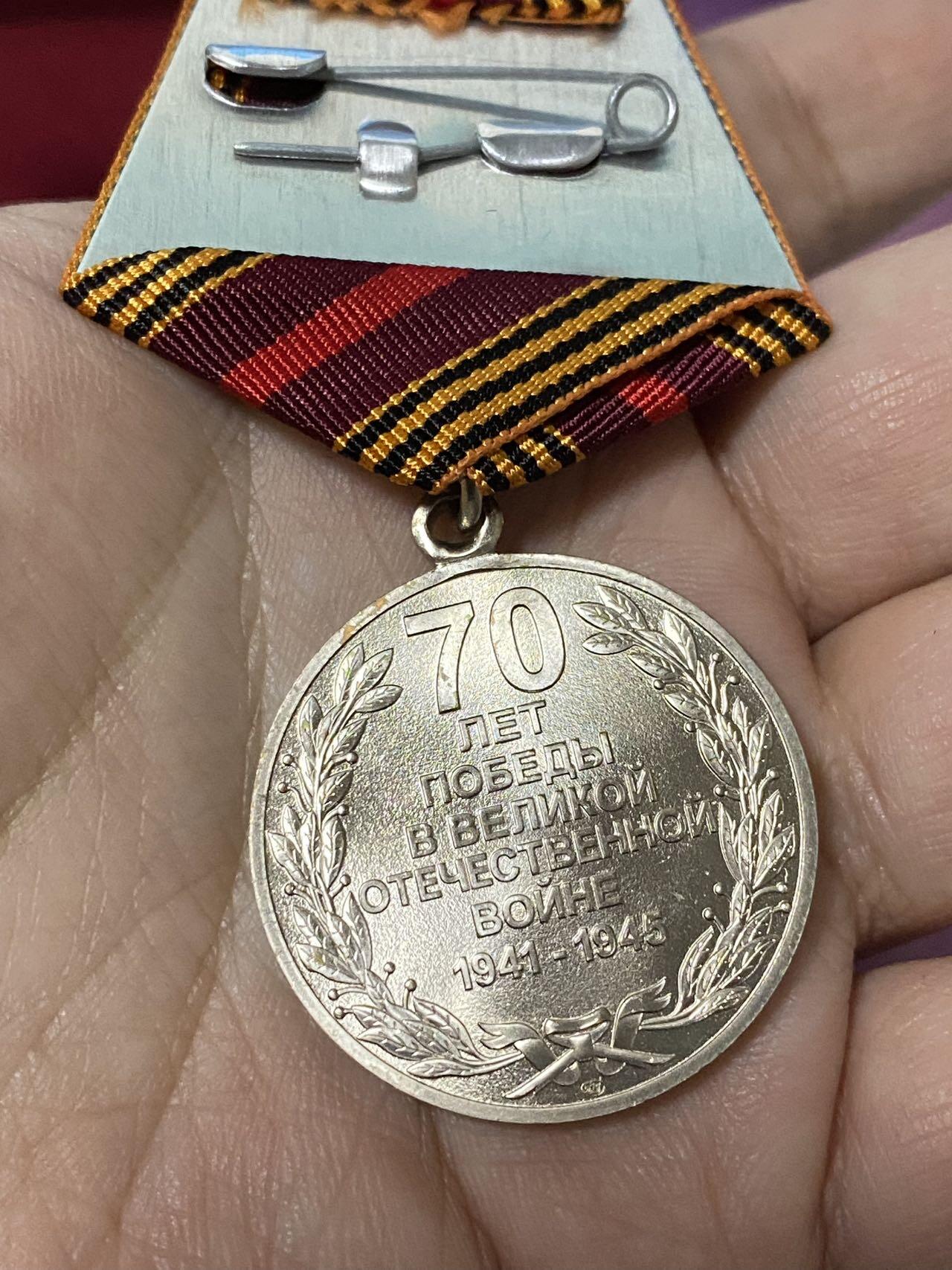 苏联勋章奖章2月12日晚上九点结束在麦稀奇 找不到的加我qq或者微信都是184277308备注苏章拍卖。最好加微信群每次都会通知还有提前可以一口价的 最近会持续拍卖一些东西。 苏联奖章胜利70年 好品 原盒带证书 女获得者2