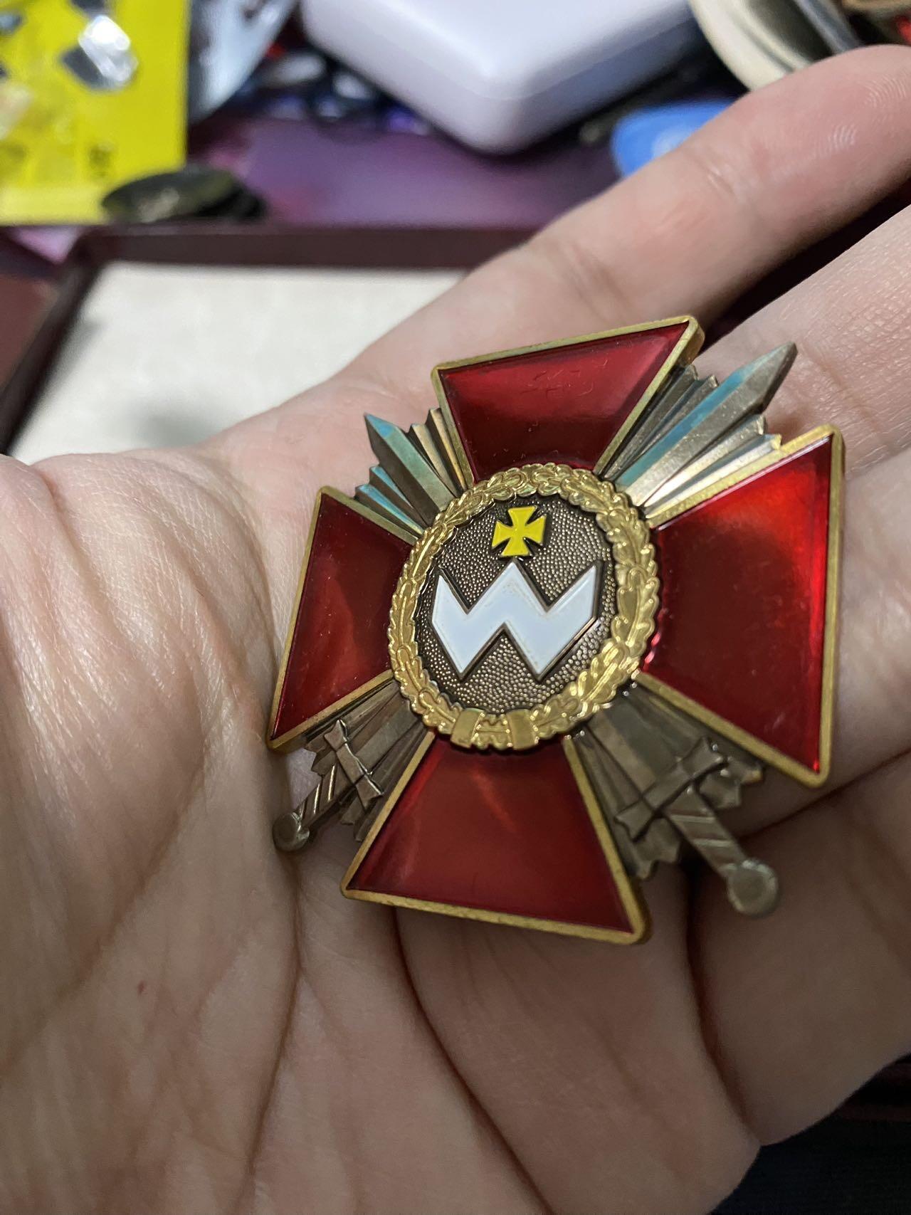 苏联勋章奖章2月12日晚上九点结束在麦稀奇 找不到的加我qq或者微信都是184277308备注苏章拍卖。最好加微信群每次都会通知还有提前可以一口价的 最近会持续拍卖一些东西。 乌克兰勋章 带证书 原盒 品相非常好 还有个85为国的证书也是他的