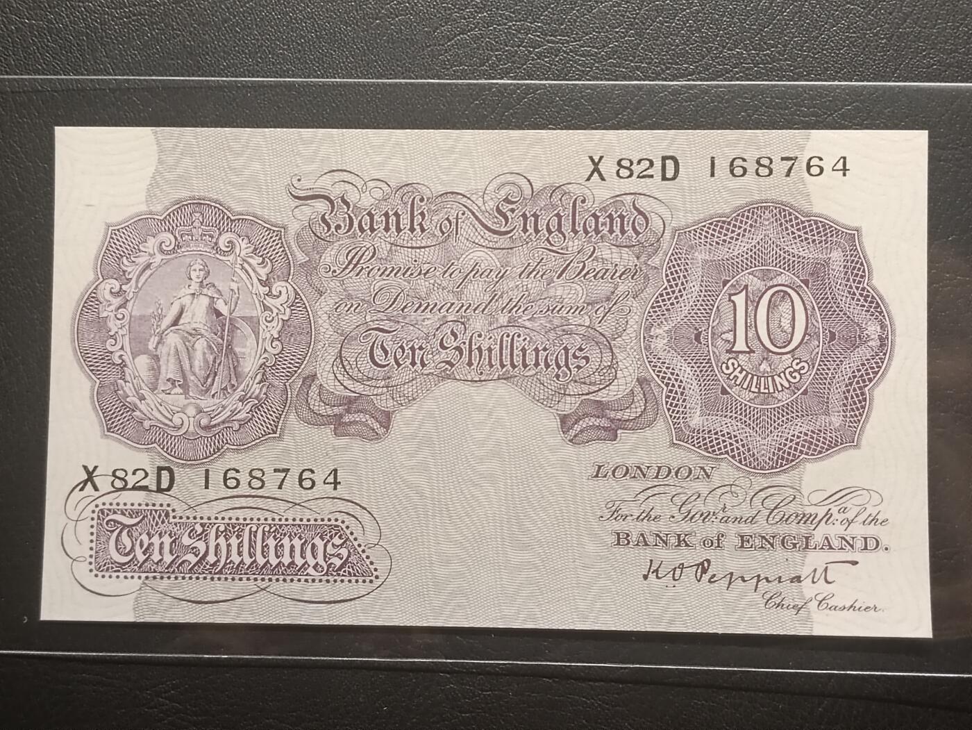 【年前末拍！】2026二月第二期，总216期 英格兰战时A序列10先令UNC-，有别于战前战后普通的红色版本用紫色印刷