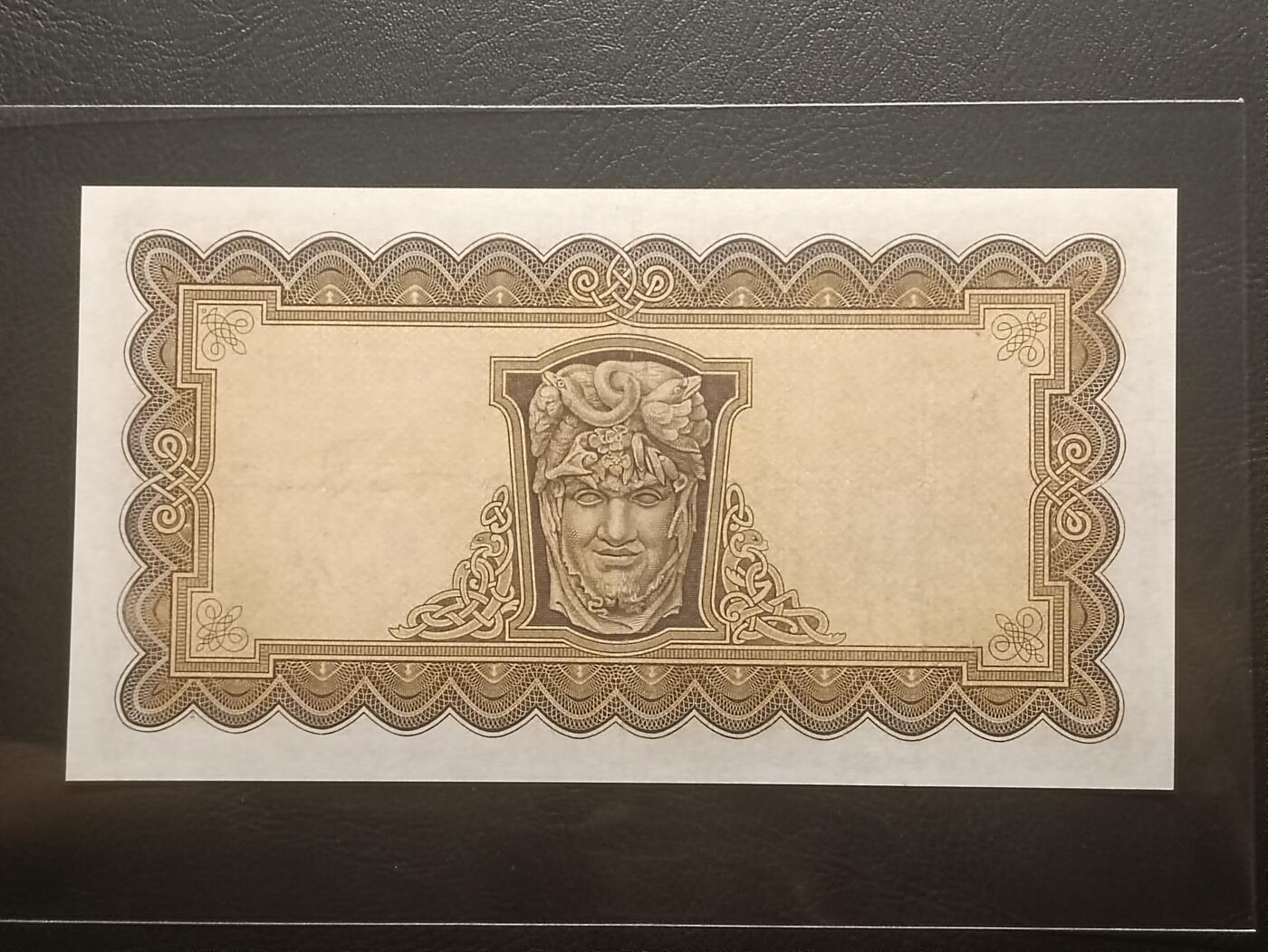 【年前末拍！】2026二月第二期，总216期 爱尔兰1943年5镑流通好品XF，早期下方有英爱两国货币互换协议的版本，以及加盖二战时期印刷的紧急识别字母，爱尔兰人格化象征“拉维利夫人”，稀有战时中高面值