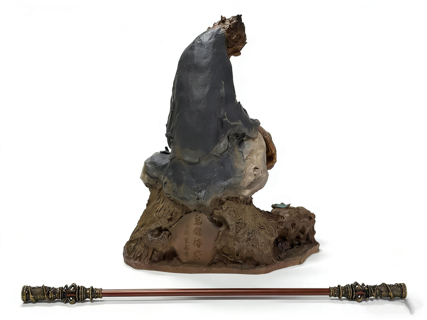 白泽拍卖卡牌手绘专场第32期（愿得长如此 年年物侯新） 2025 胡艺龙工艺雕像 鬼雕悟空 规格（按最长边）：28.5cm*34cm*14cm 金箍棒长40cm+收藏证书（胡艺龙亲签+简绘）