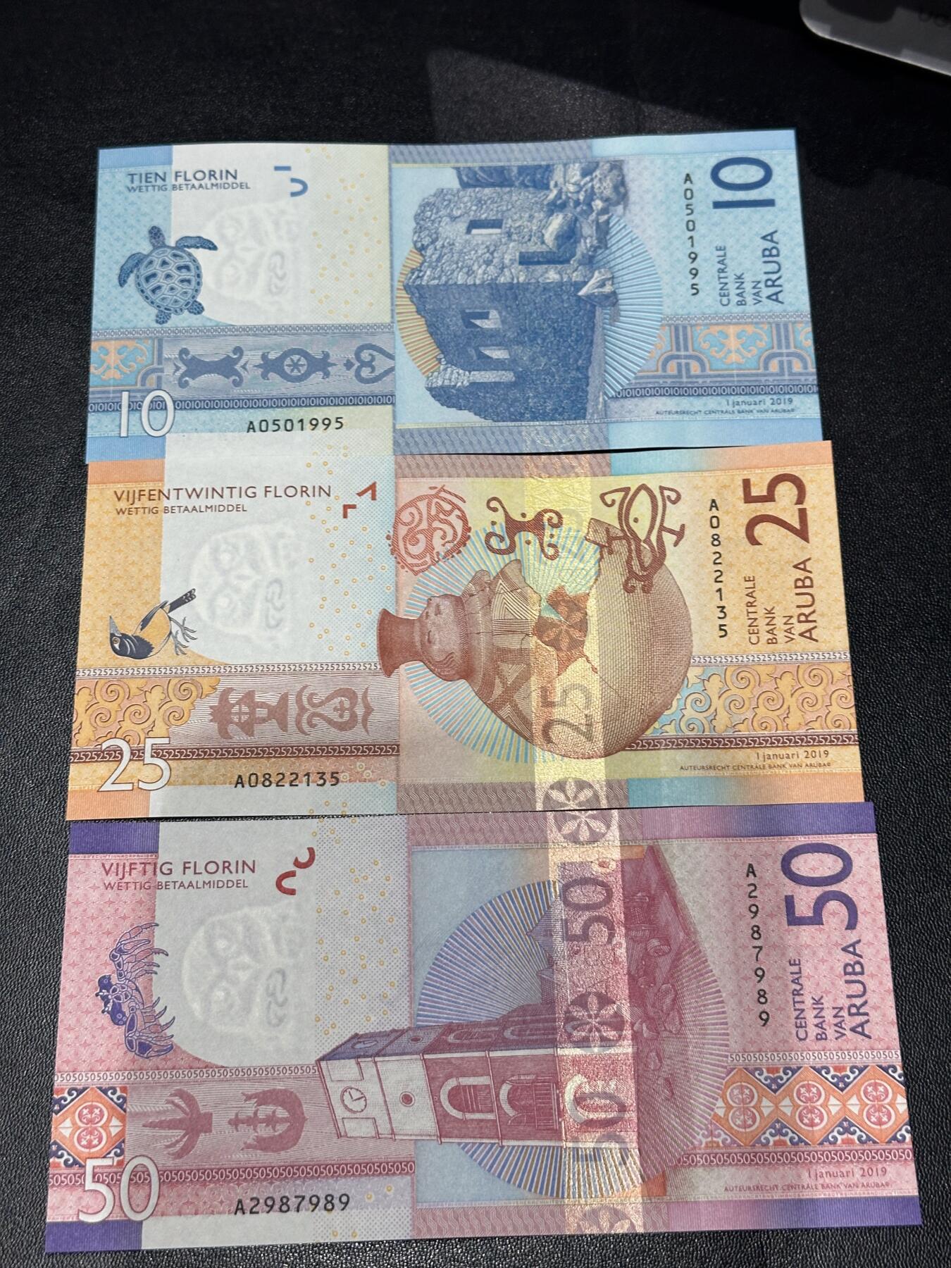 《外钞收藏家》第六百零九期（农历年前收官场、本期年后快递恢复正常再发货）（本平台长期征集拍品、欢迎藏友们联系合作） 阿鲁巴10、25、50福林 3张一起 全新UNC 全部是A冠 2张无47