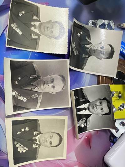 苏联勋章奖章2月12日晚上九点结束在麦稀奇 找不到的加我qq或者微信都是184277308备注苏章拍卖。最好加微信群每次都会通知还有提前可以一口价的 最近会持续拍卖一些东西。 - 苏联君官档案照片五张 1