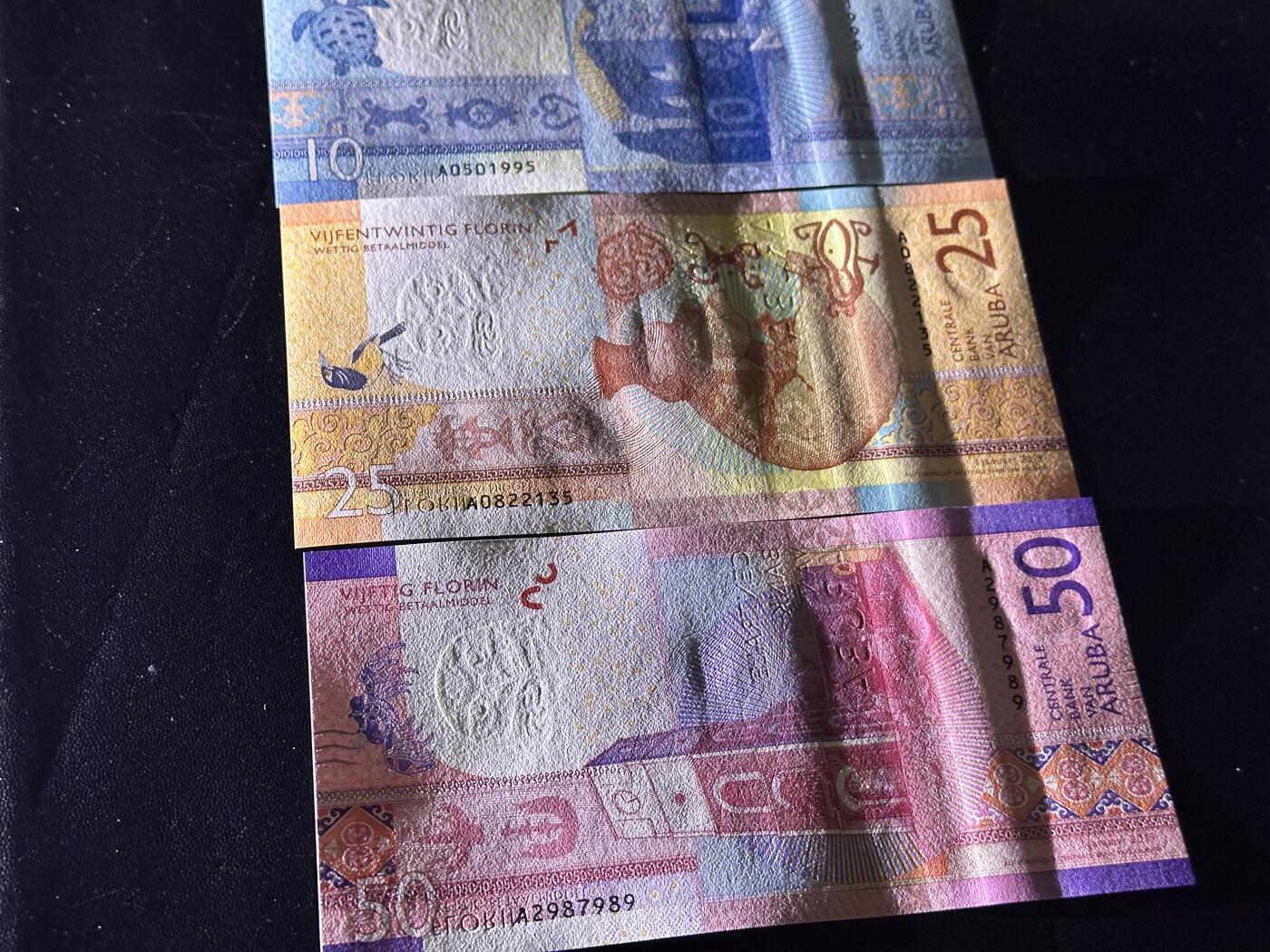 《外钞收藏家》第六百零九期（农历年前收官场、本期年后快递恢复正常再发货）（本平台长期征集拍品、欢迎藏友们联系合作） 阿鲁巴10、25、50福林 3张一起 全新UNC 全部是A冠 2张无47