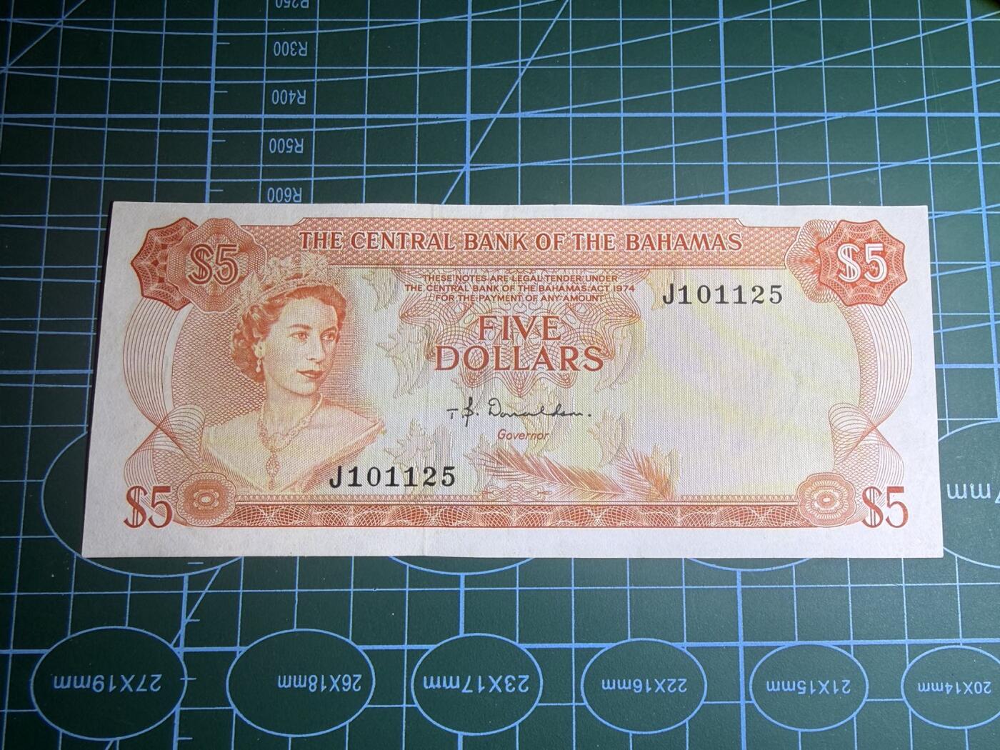 【炜奕收藏】，第五十九期，苏格兰多时期钞票，年前最后一期，拍后所有寄存物品将寄出 1974年巴哈马5元彩背，中央银行版，AU+品相，强光下有暗折，号码无347，非常精美