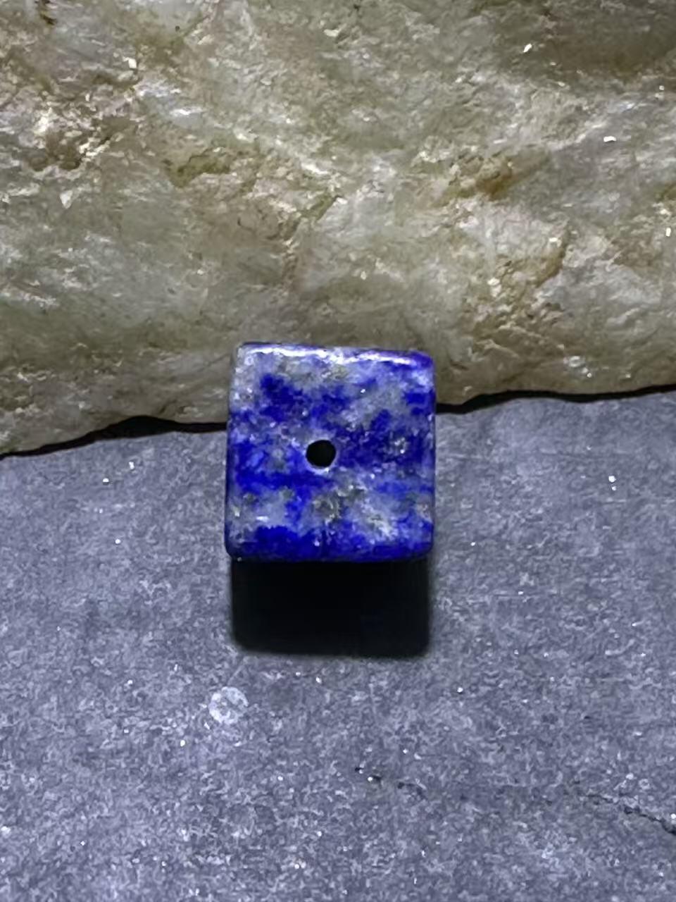 精美阿富汗老矿青金石六面方形珠一颗