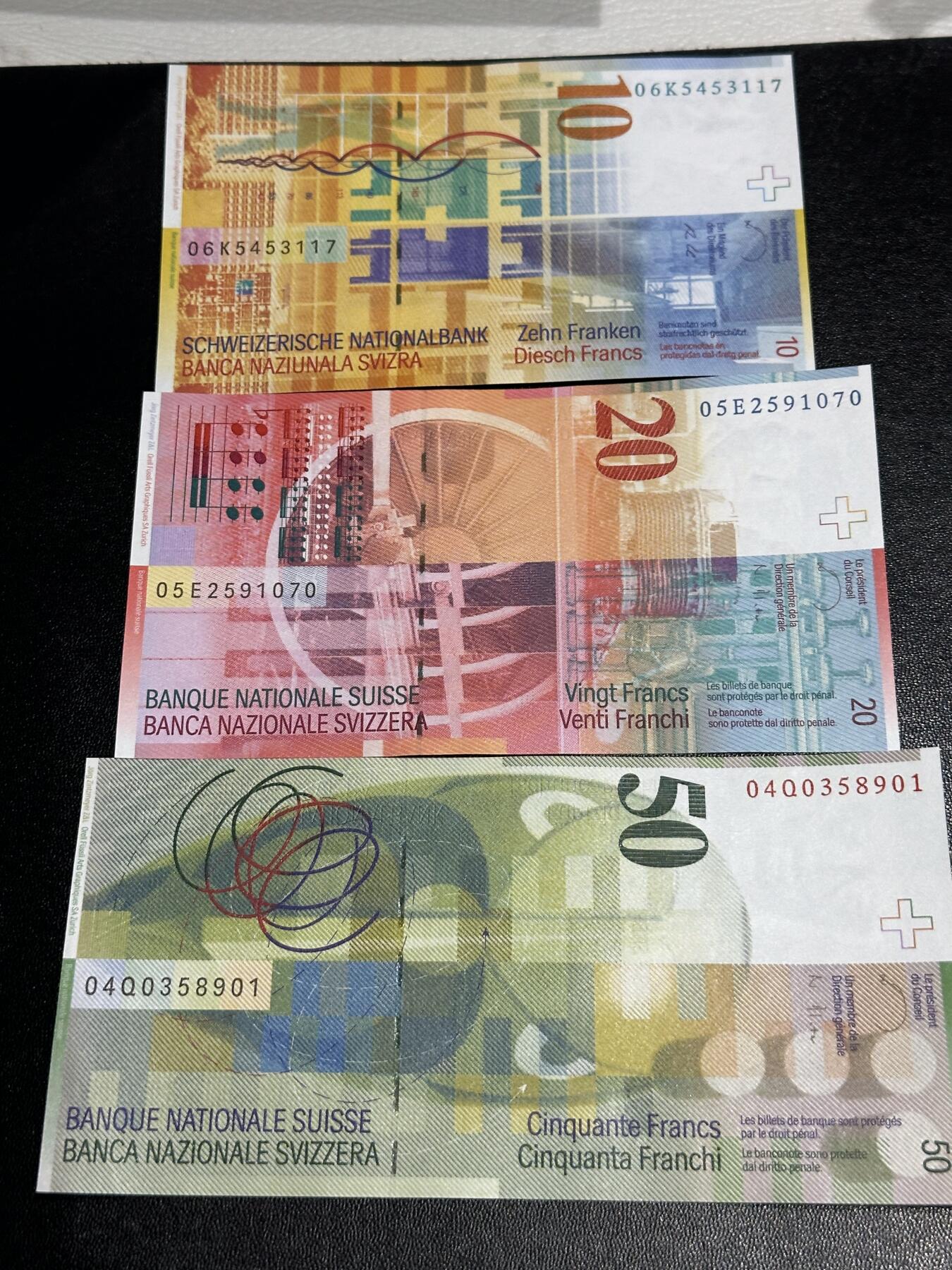 《外钞收藏家》第六百零九期（农历年前收官场、本期年后快递恢复正常再发货）（本平台长期征集拍品、欢迎藏友们联系合作） 瑞士人像竖版10、20、50法郎 3张一起 全新UNC