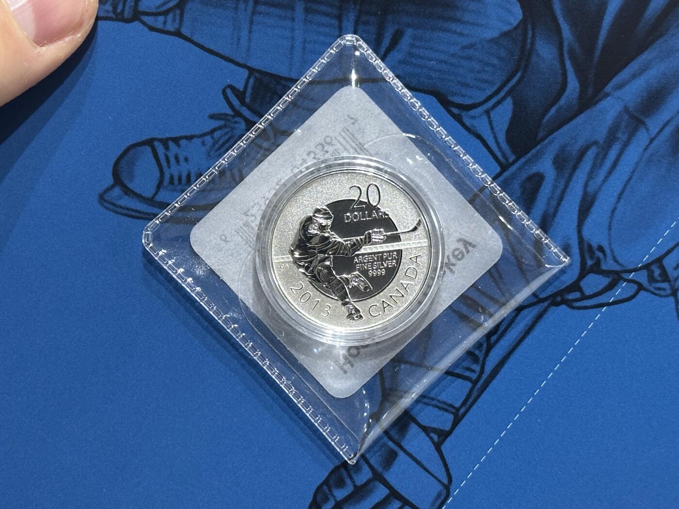 《外钞收藏家》第六百零九期（农历年前收官场、本期年后快递恢复正常再发货）（本平台长期征集拍品、欢迎藏友们联系合作） 加拿大2013年20加元冰球运动卡装纪念精制银币（8g纯银）