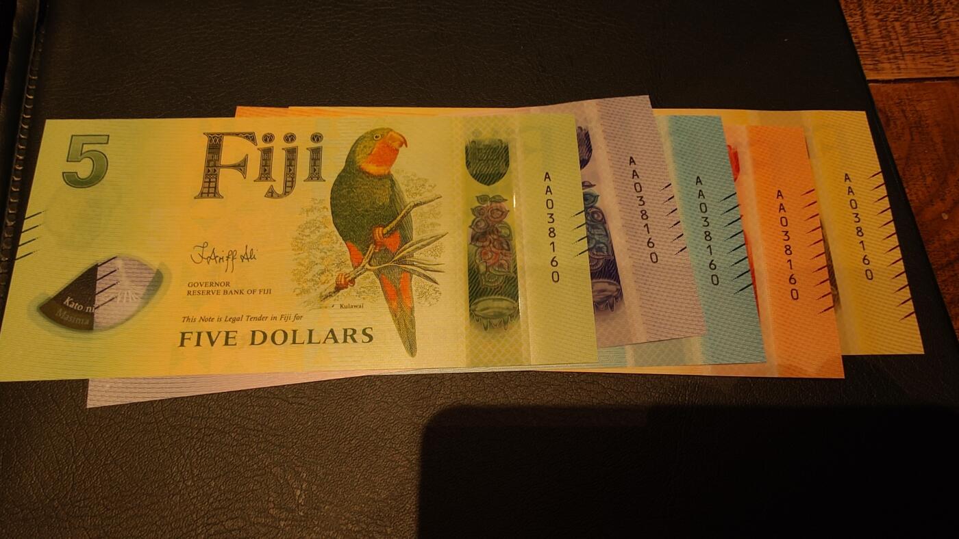 【新年十四拍～节前最后一场】世界钱币～微拍第233期暨2026年第14期  二个月内剩余新货尾货清仓 成本价起拍超值 2025年斐济5/10/20/50/100元塑料钞 A冠全同号 全新绝品无47尾号160