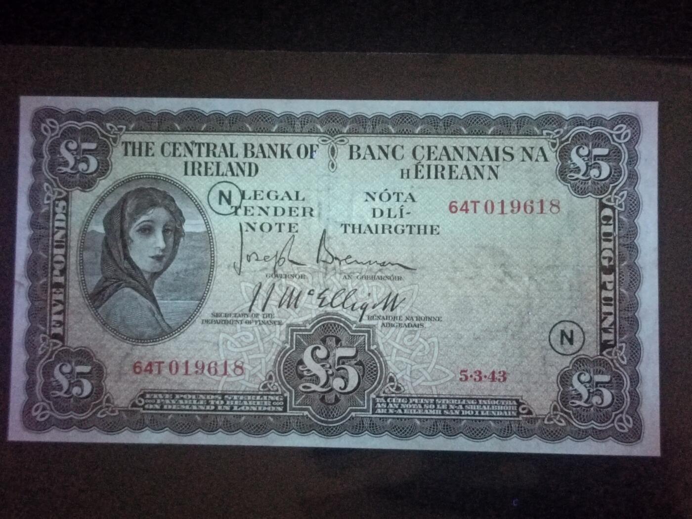 【年前末拍！】2026二月第二期，总216期 爱尔兰1943年5镑流通好品XF，早期下方有英爱两国货币互换协议的版本，以及加盖二战时期印刷的紧急识别字母，爱尔兰人格化象征“拉维利夫人”，稀有战时中高面值