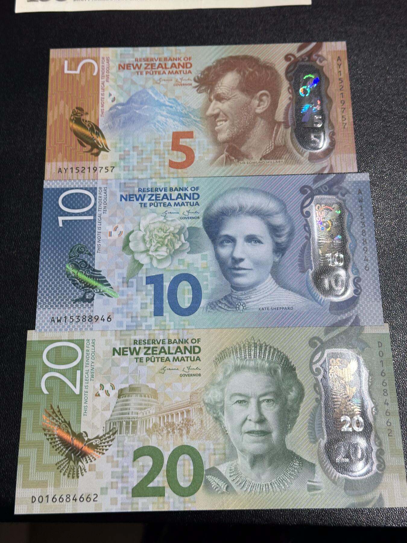 《外钞收藏家》第六百零九期（农历年前收官场、本期年后快递恢复正常再发货）（本平台长期征集拍品、欢迎藏友们联系合作） 新西兰新版塑料钞5/10/20元3张一套 UNC 20有压印