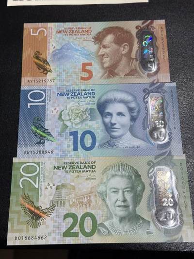 《外钞收藏家》第六百零九期（本期年后快递恢复正常再发货）（本平台长期征集拍品、欢迎藏友们联系合作） - 新西兰新版塑料钞5/10/20元3张一套 UNC 20有压印