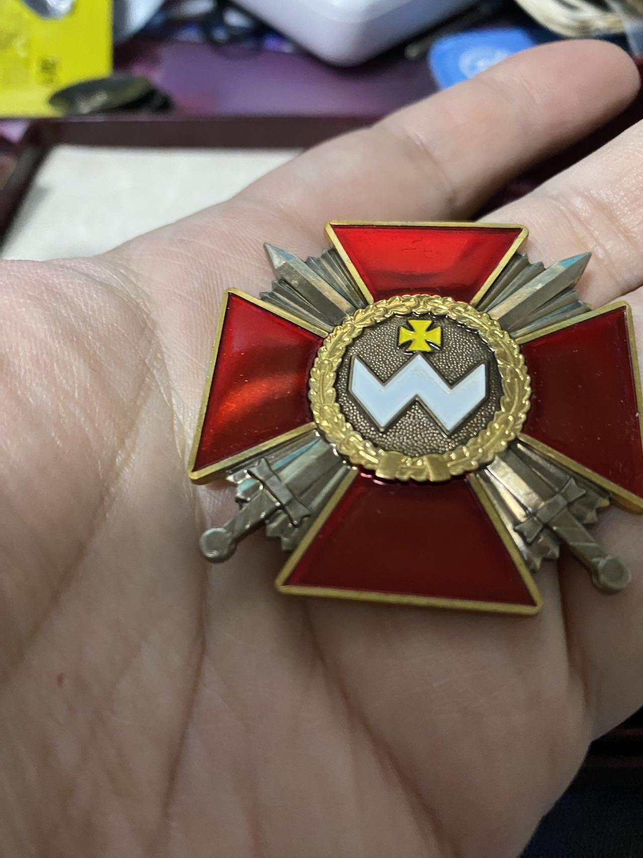 苏联勋章奖章2月12日晚上九点结束在麦稀奇 找不到的加我qq或者微信都是184277308备注苏章拍卖。最好加微信群每次都会通知还有提前可以一口价的 最近会持续拍卖一些东西。 乌克兰勋章 带证书 原盒 品相非常好 还有个85为国的证书也是他的