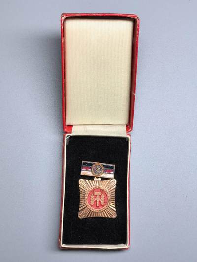 小驴勋章奖章收藏2月7日周六晚六点拍卖（珍爱和平，收藏战争，铭记历史，勿忘国耻，忠党爱国。有偿代拍，送拍规则在简介最后，参拍须阅读规则后再参拍，关系到运费包装发货时效真假辨别等关键信息，拍卖时不再发原图，看大图店主微信码在拍卖店铺介绍里） - 东德集体劳动荣誉奖章带盒，属于首席消防员（消防总长）哈德罗兰同志