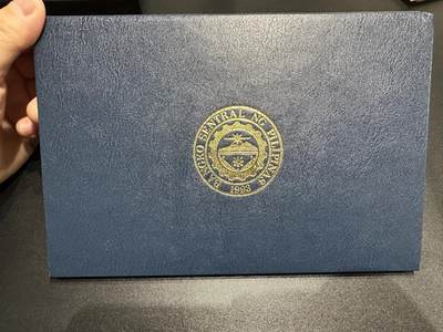 《外钞收藏家》第六百零九期（农历年前收官场、本期年后快递恢复正常再发货）（本平台长期征集拍品、欢迎藏友们联系合作） - 1998年菲律宾2000比索 纪念钞 超大票幅 有册子 全新不绝 有潮斑