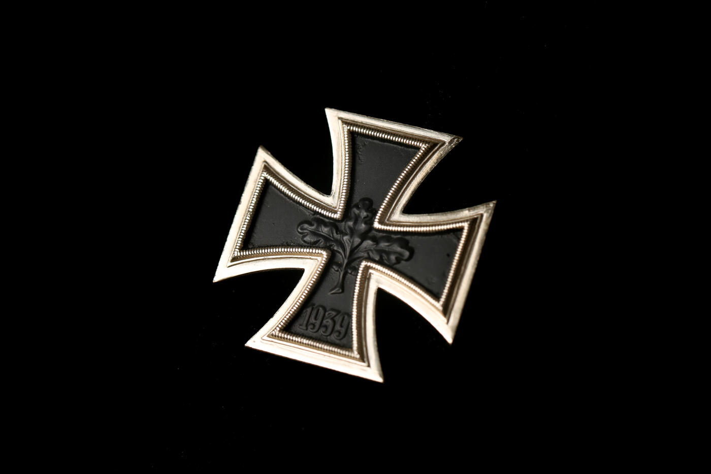 欢庆春节！戎马世界章牌大赏第112期春节大拍  德专场 57版一级铁十字勋章 白油品相极好