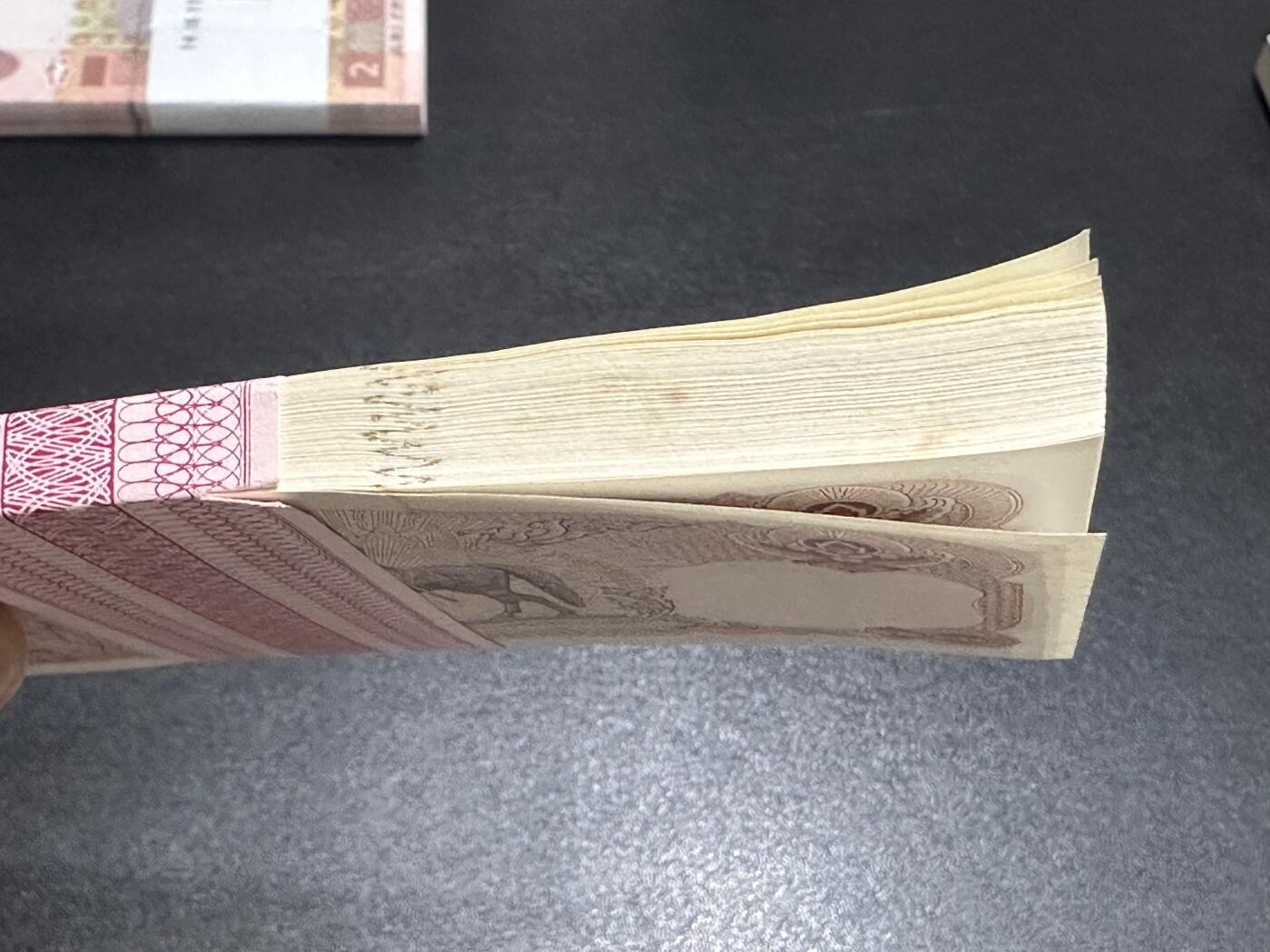 《外钞收藏家》第六百零九期（农历年前收官场、本期年后快递恢复正常再发货）（本平台长期征集拍品、欢迎藏友们联系合作） 泰国10泰铢 标准100连号 有部分有黄斑 如图