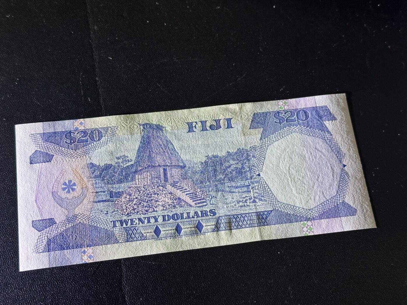 《外钞收藏家》第六百零九期（农历年前收官场、本期年后快递恢复正常再发货）（本平台长期征集拍品、欢迎藏友们联系合作） 斐济1992年20元（全程无47；中年女王头像）		UNC