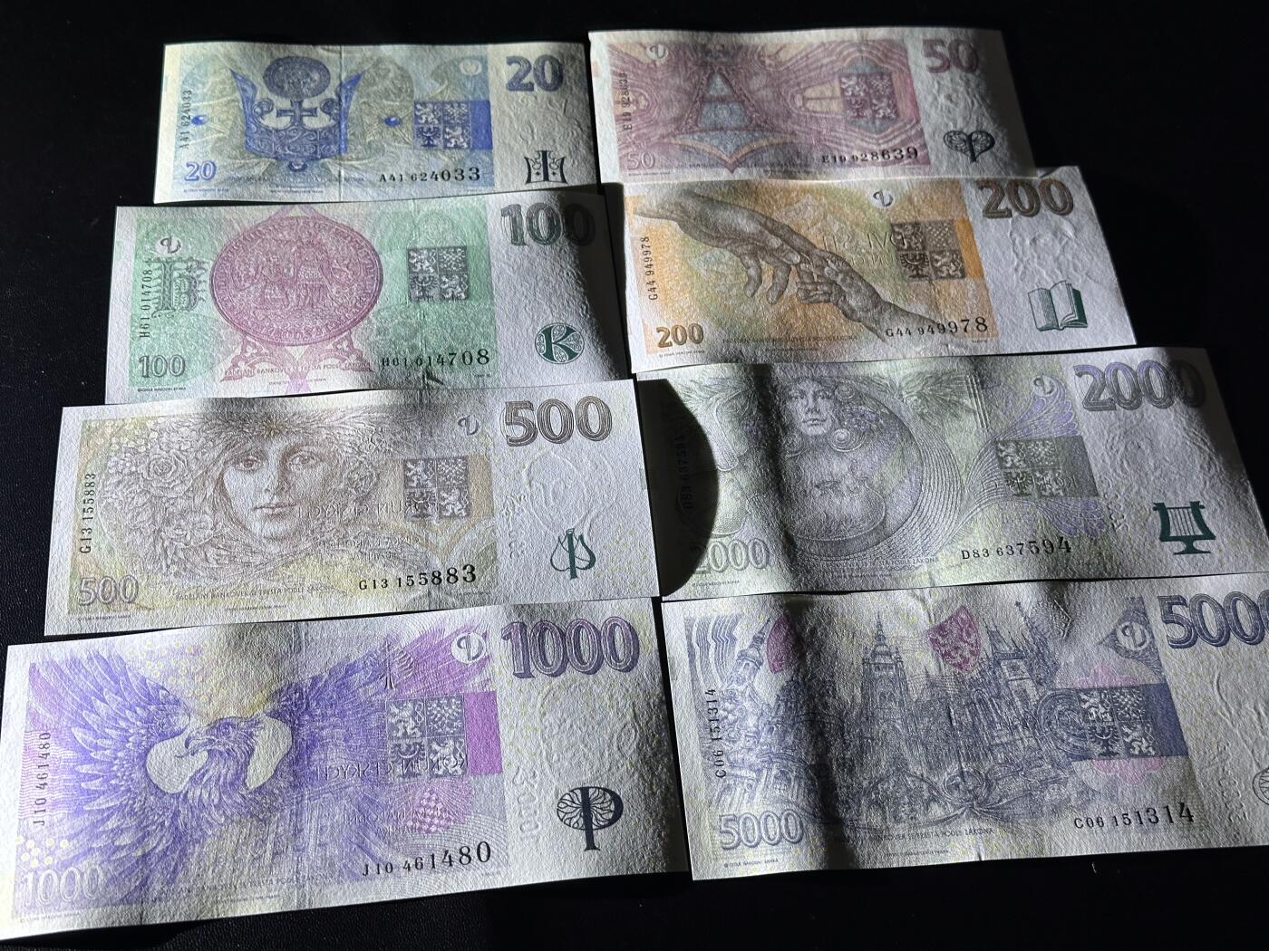 《外钞收藏家》第六百零九期（农历年前收官场、本期年后快递恢复正常再发货）（本平台长期征集拍品、欢迎藏友们联系合作） 捷克20-5000克朗 8张一起 全新UNC /20克朗有个轻微荧光点