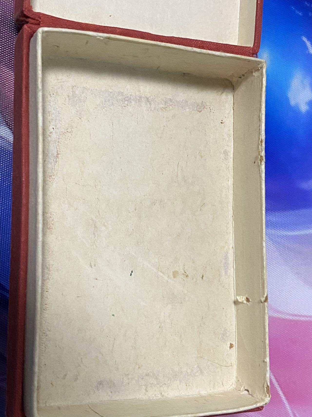 苏联勋章奖章2月12日晚上九点结束在麦稀奇 找不到的加我qq或者微信都是184277308备注苏章拍卖。最好加微信群每次都会通知还有提前可以一口价的 最近会持续拍卖一些东西。 苏联早期勋章盒子 多见二战时期颁发 后来的是油皮那种 品相很好