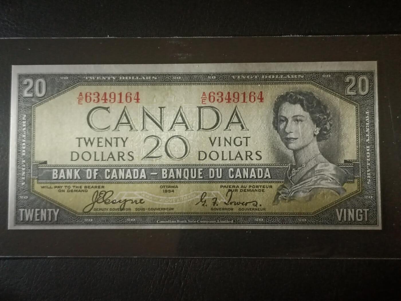 【年前末拍！】2026二月第二期，总216期 加拿大1954版20元“魔鬼脸”版本首签AUNC，因新发行纸币的女王发型可以看出来一个魔鬼向下看的脸而被舆论攻击，从而紧急改版，导致此版本稀少