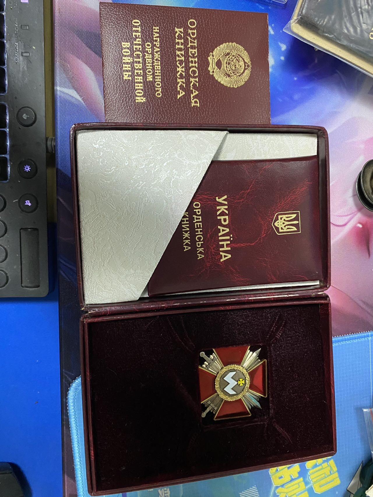 苏联勋章奖章2月12日晚上九点结束在麦稀奇 找不到的加我qq或者微信都是184277308备注苏章拍卖。最好加微信群每次都会通知还有提前可以一口价的 最近会持续拍卖一些东西。 乌克兰勋章 带证书 原盒 品相非常好 还有个85为国的证书也是他的