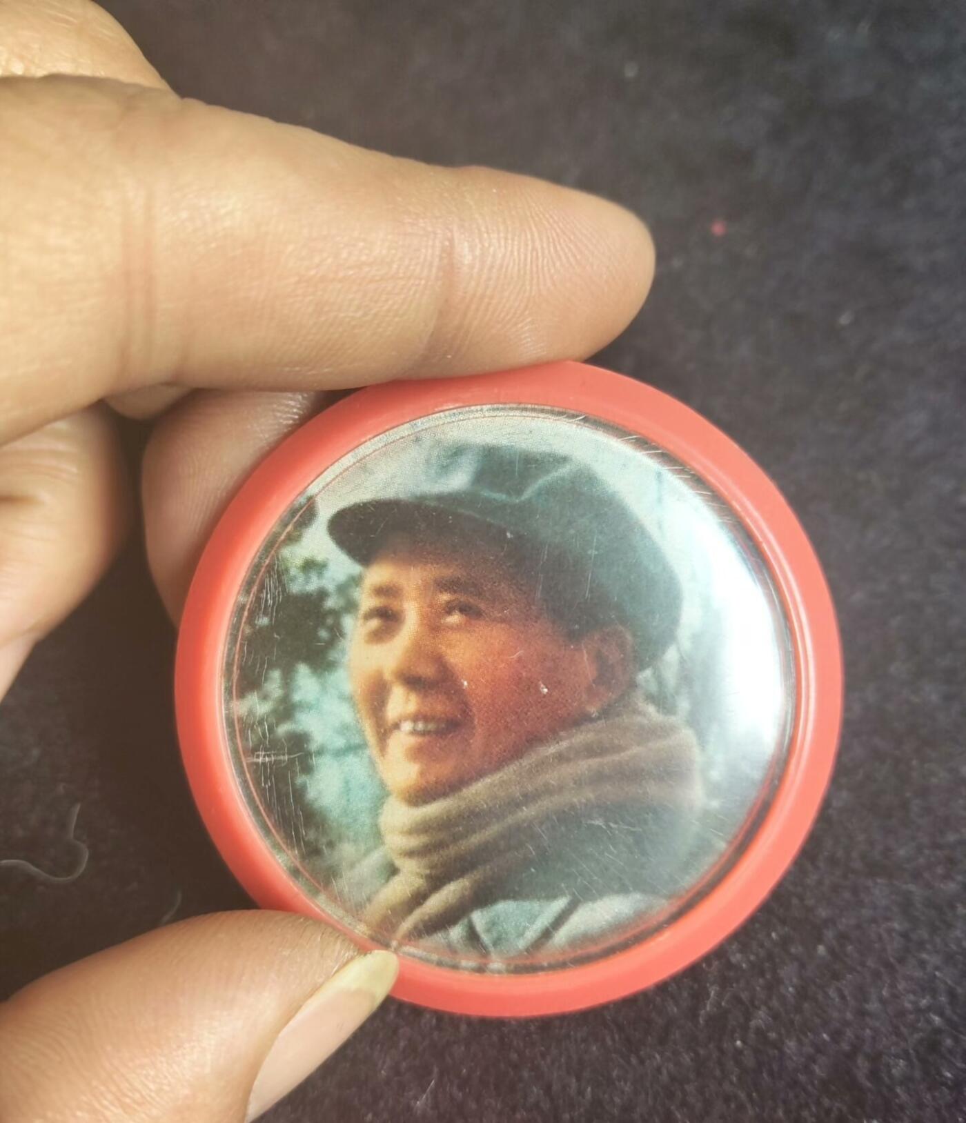 塑料毛主席 像章