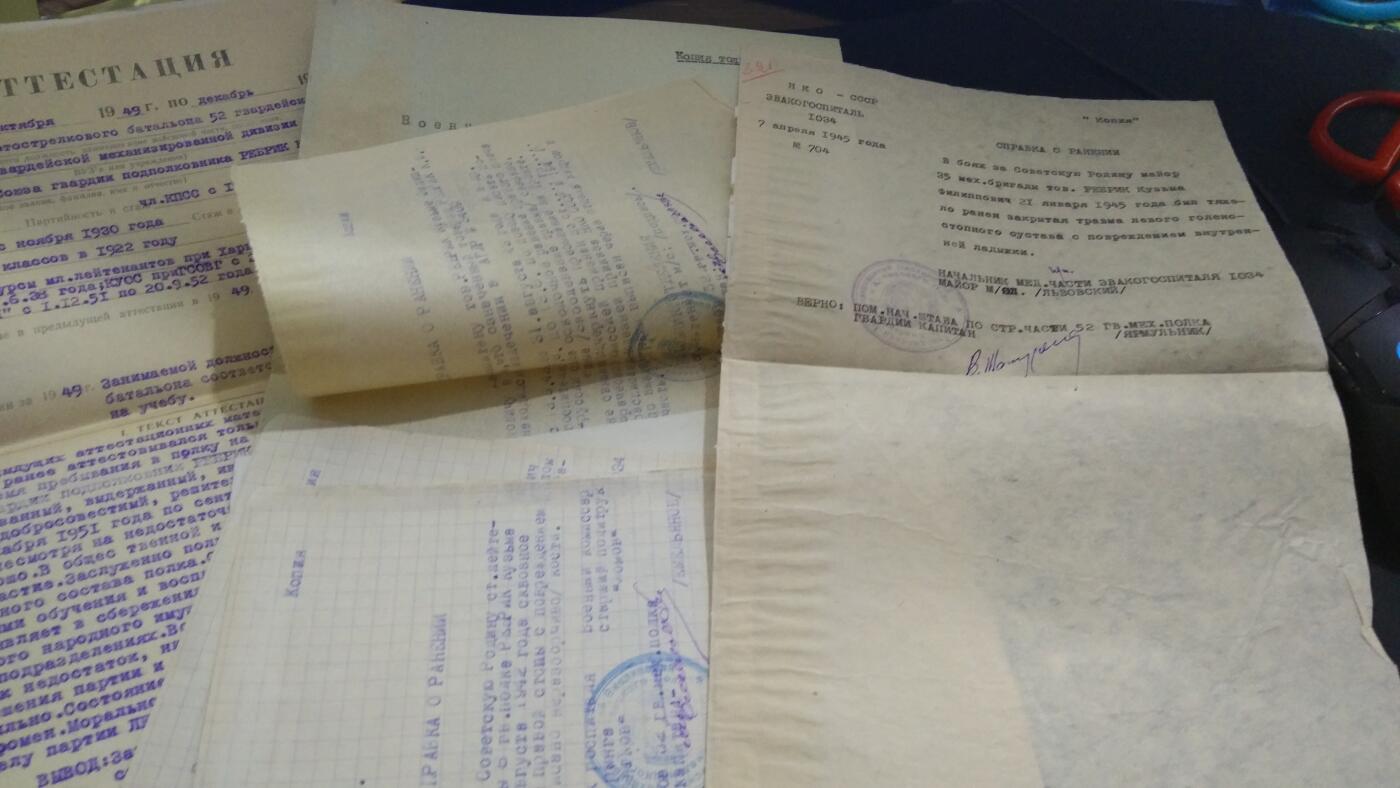 苏联勋章奖章2月12日晚上九点结束在麦稀奇 找不到的加我qq或者微信都是184277308备注苏章拍卖。最好加微信群每次都会通知还有提前可以一口价的 最近会持续拍卖一些东西。 苏联英雄君官档案一本，Ребрик Кузьма Филипович，相关网络档案可以查一下资料很多。详细内容看下面详情。正式部分37张大部分反面有内容 附加文件19张 