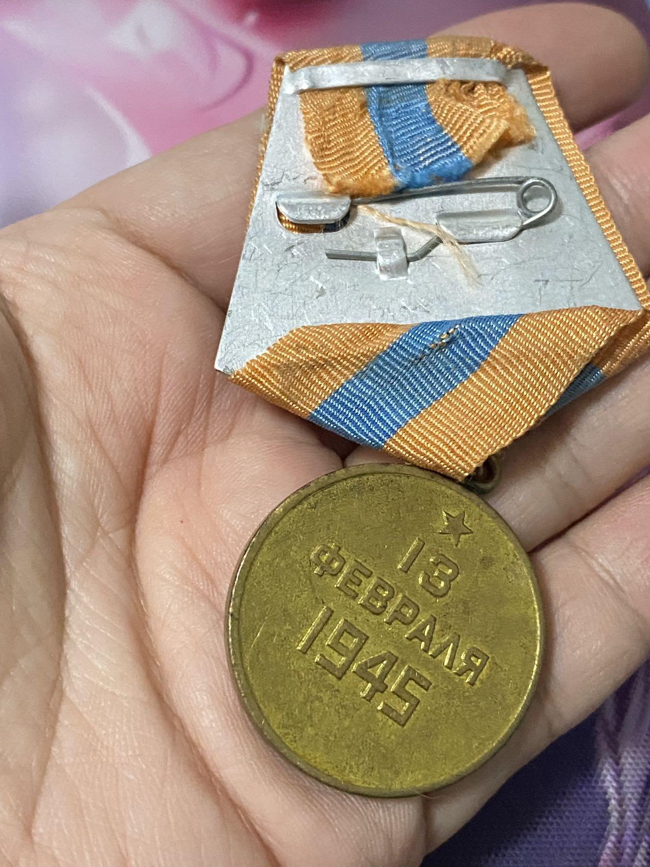 苏联勋章奖章2月12日晚上九点结束在麦稀奇 找不到的加我qq或者微信都是184277308备注苏章拍卖。最好加微信群每次都会通知还有提前可以一口价的 最近会持续拍卖一些东西。 苏联攻克华沙奖章 品相挺好 铝挂