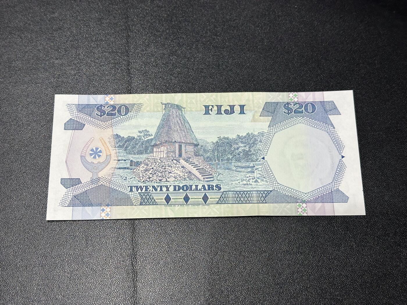 《外钞收藏家》第六百零九期（农历年前收官场、本期年后快递恢复正常再发货）（本平台长期征集拍品、欢迎藏友们联系合作） 斐济1992年20元（全程无47；中年女王头像）		UNC