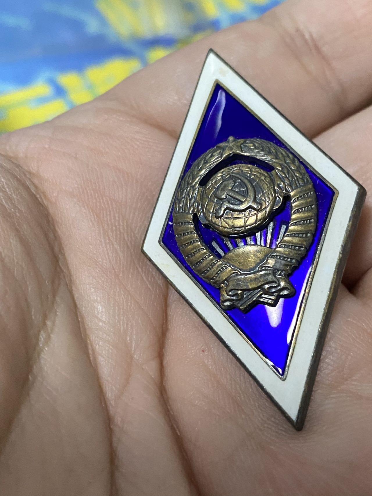 苏联勋章奖章2月12日晚上九点结束在麦稀奇 找不到的加我qq或者微信都是184277308备注苏章拍卖。最好加微信群每次都会通知还有提前可以一口价的 最近会持续拍卖一些东西。