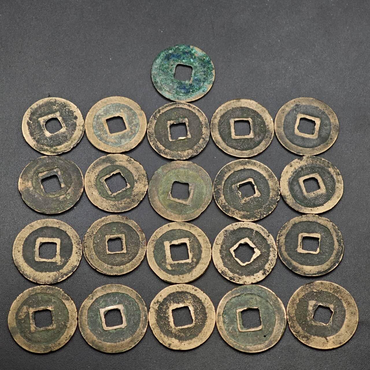  【淘币小摊】限时拍第八百六十六拍   散币场    年前最后一周之前预留8号9号全部发出请更换最新收货地址不方便收货的请勿参拍或者顺丰到付 元丰通宝21枚