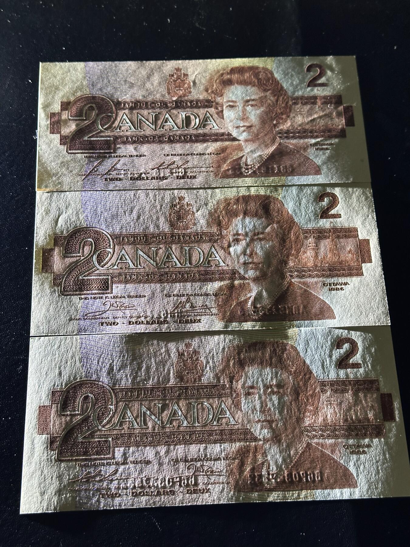 《外钞收藏家》第六百零九期（农历年前收官场、本期年后快递恢复正常再发货）（本平台长期征集拍品、欢迎藏友们联系合作） 加拿大1986年鸟版2元三张（全程无47；3种不同签名，其中一签较少 ）全新 有一张有个潮斑点