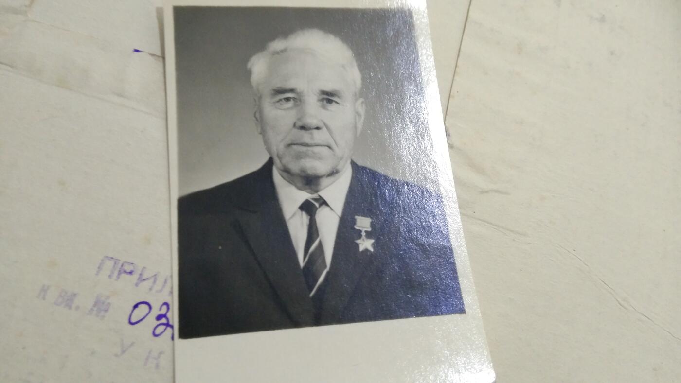 苏联勋章奖章2月12日晚上九点结束在麦稀奇 找不到的加我qq或者微信都是184277308备注苏章拍卖。最好加微信群每次都会通知还有提前可以一口价的 最近会持续拍卖一些东西。 苏联英雄君官档案一本，Ребрик Кузьма Филипович，相关网络档案可以查一下资料很多。详细内容看下面详情。正式部分37张大部分反面有内容 附加文件19张 