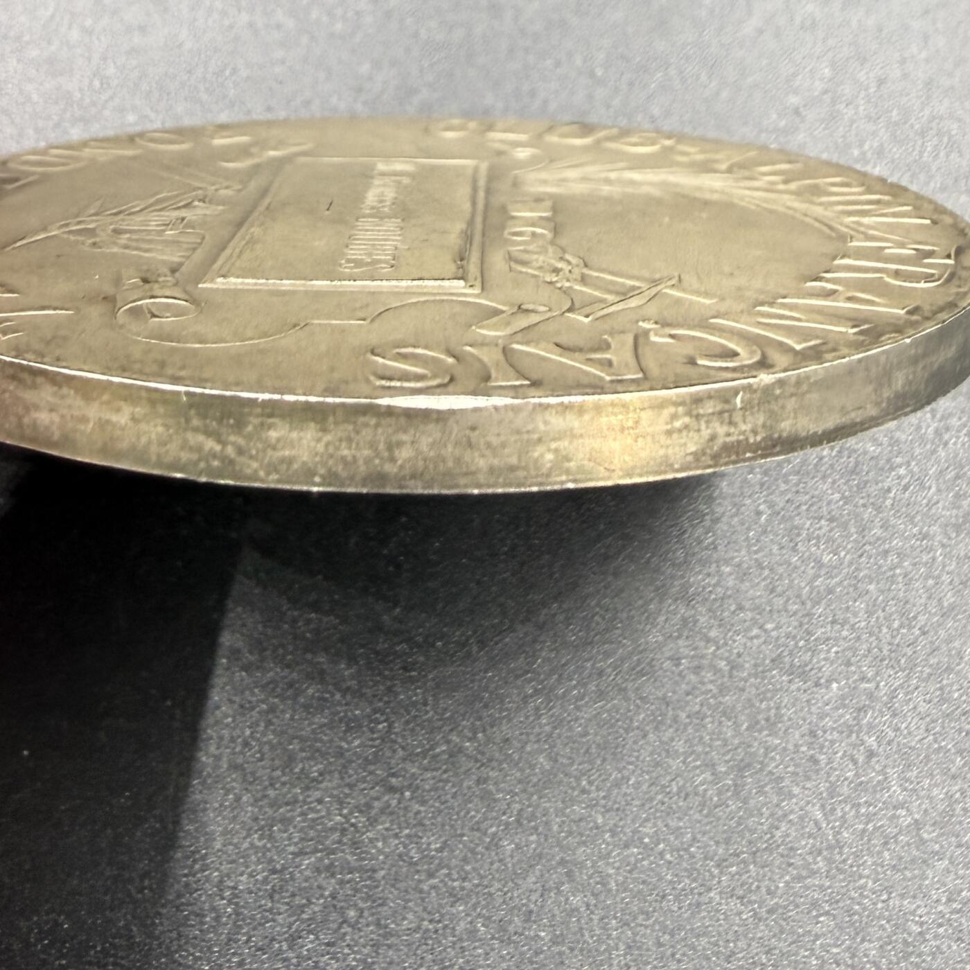 「木头集藏」“ 新岁撷珍”——章牌精品专场！ D.Dupuis～法国阿尔卑斯登山俱乐部大银章，直径: 64mm，124.5 g，  边铭: 丰饶角 2ARGENT ，法国阿尔卑斯登山俱乐部赠乔治·布贝先生，正面：头戴桂冠的女神坐在云层上的高山之巅，手持一束阿尔卑斯山的名花——雪绒花，向张开双臂欢呼胜利登顶的登山者们致以欢迎之意。背面：饰以棕榈枝、登山杖、登山镐和绳索的羊皮纸题笺。 边缘一处很轻微的锉痕。少见银章，上手感觉更佳！