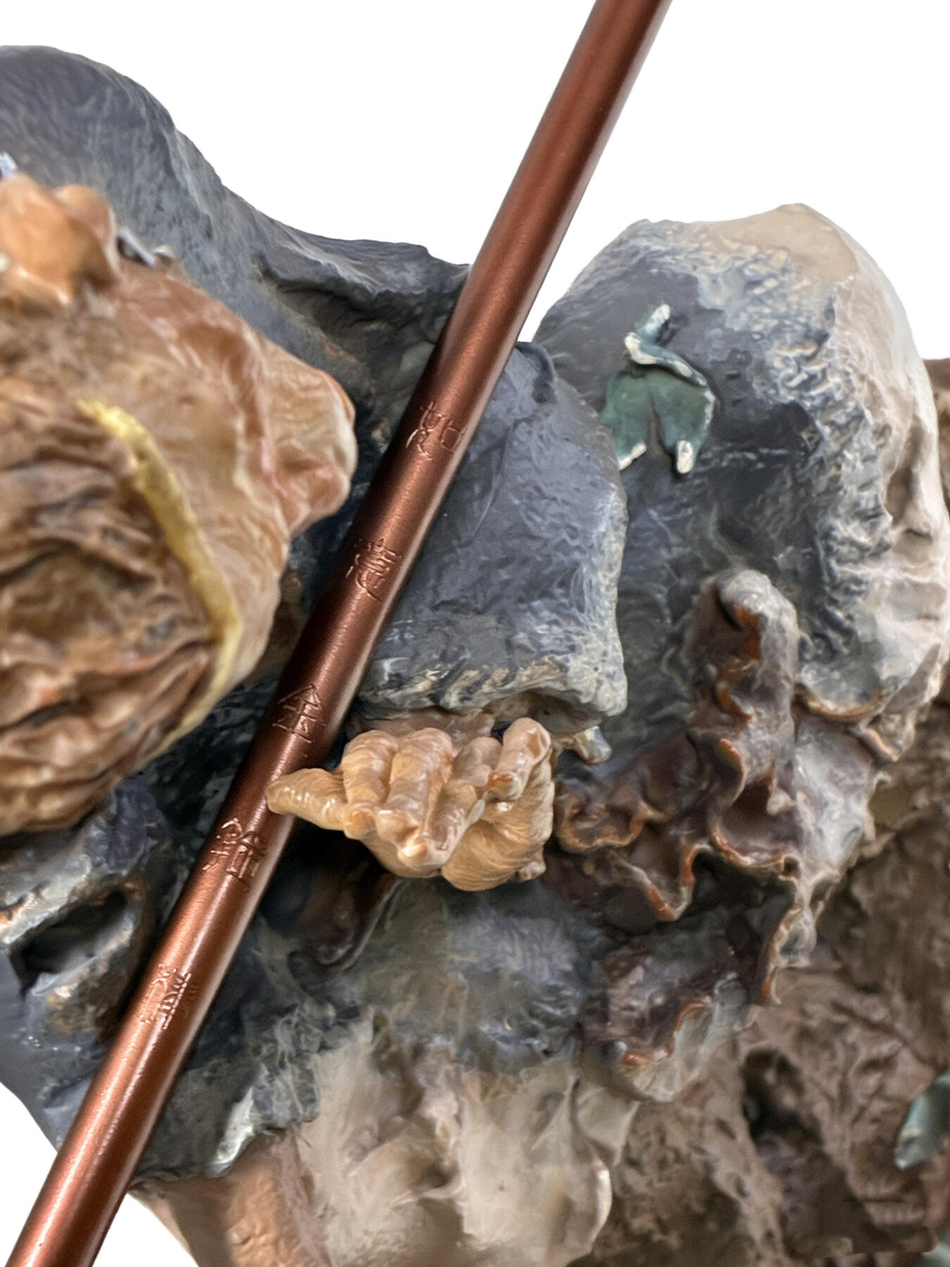 白泽拍卖卡牌手绘专场第32期（愿得长如此 年年物侯新） 2025 胡艺龙工艺雕像 鬼雕悟空 规格（按最长边）：28.5cm*34cm*14cm 金箍棒长40cm+收藏证书（胡艺龙亲签+简绘）