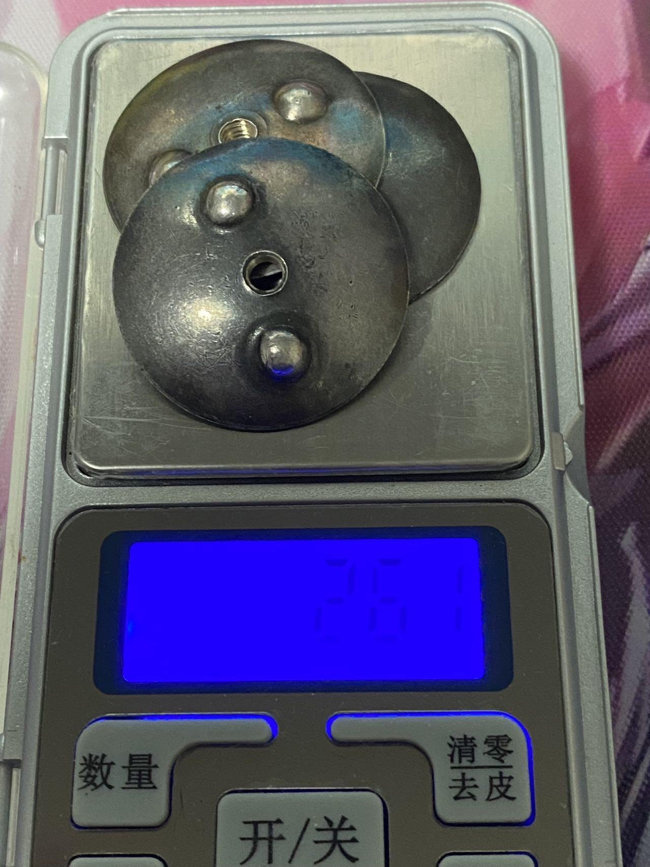 苏联勋章奖章2月12日晚上九点结束在麦稀奇 找不到的加我qq或者微信都是184277308备注苏章拍卖。最好加微信群每次都会通知还有提前可以一口价的 最近会持续拍卖一些东西。 苏联勋章后盖 早期银质 可以适配很多早期的章 三个重量为 26克