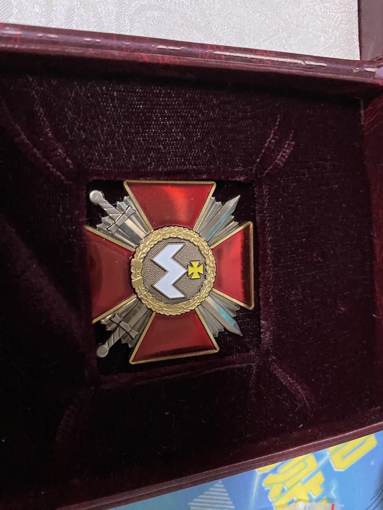 苏联勋章奖章2月12日晚上九点结束在麦稀奇 找不到的加我qq或者微信都是184277308备注苏章拍卖。最好加微信群每次都会通知还有提前可以一口价的 最近会持续拍卖一些东西。 乌克兰勋章 带证书 原盒 品相非常好 还有个85为国的证书也是他的