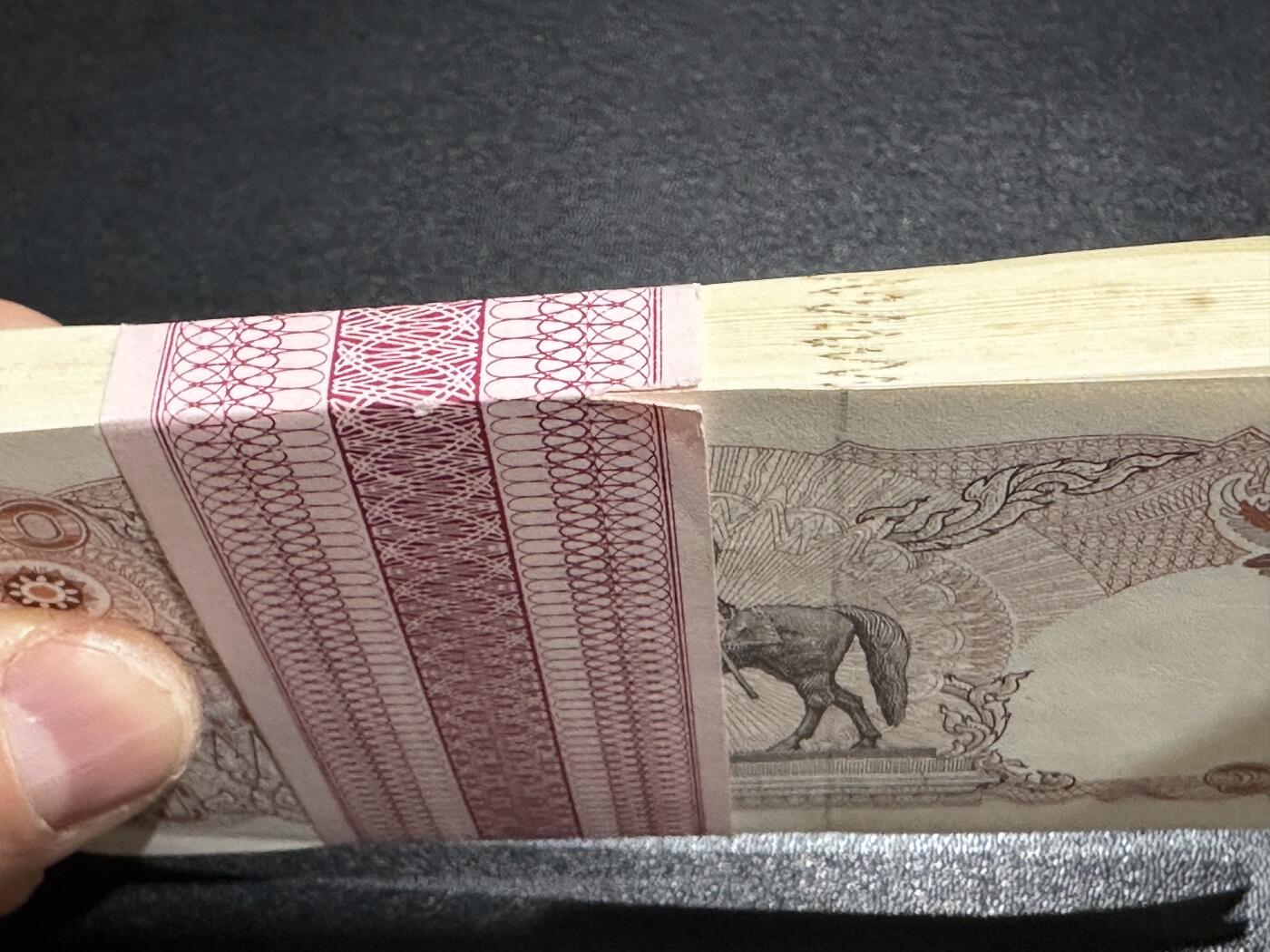 《外钞收藏家》第六百零九期（农历年前收官场、本期年后快递恢复正常再发货）（本平台长期征集拍品、欢迎藏友们联系合作） 泰国10泰铢 标准100连号 有部分有黄斑 如图