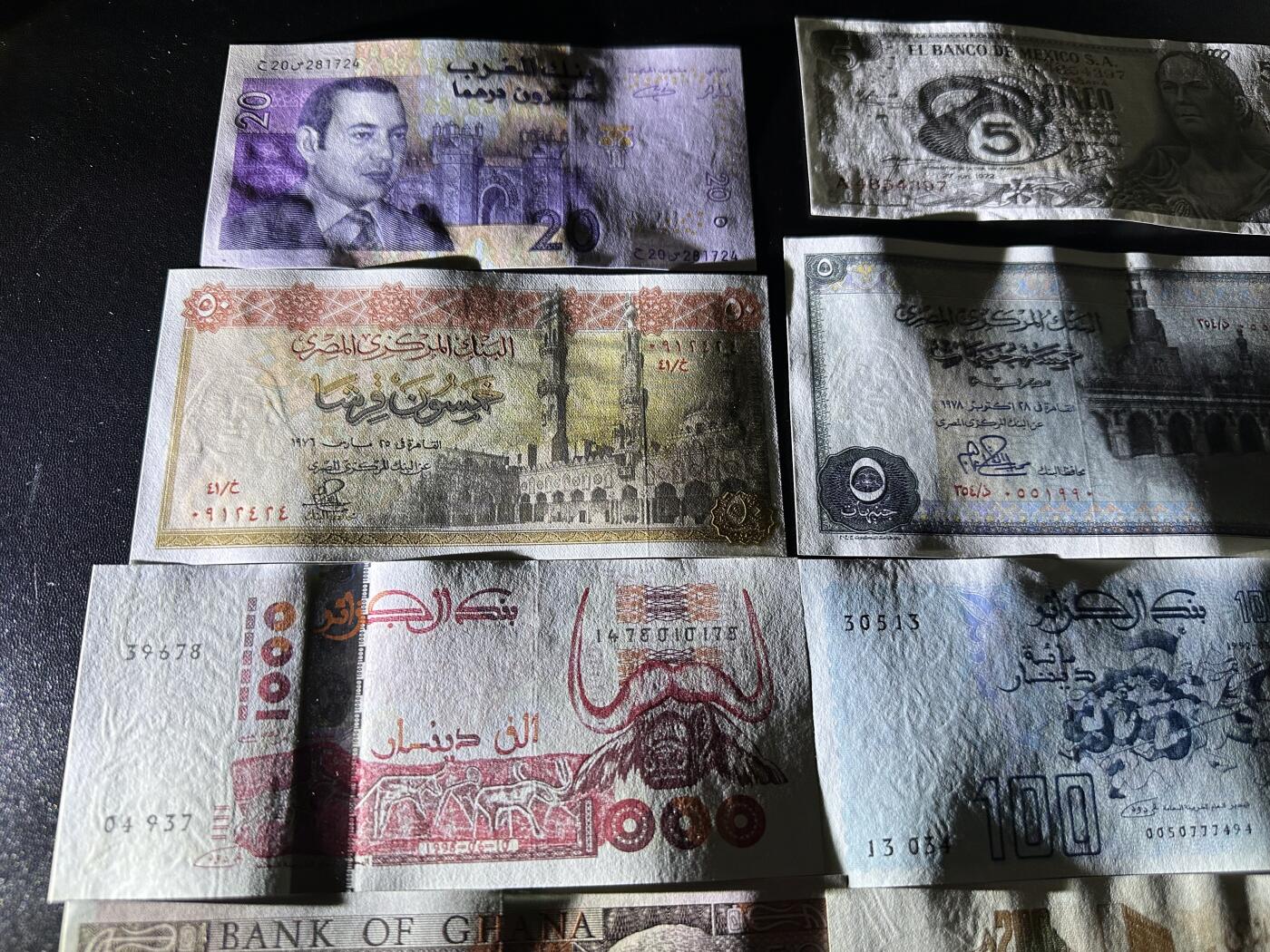 《外钞收藏家》第六百零九期（农历年前收官场、本期年后快递恢复正常再发货）（本平台长期征集拍品、欢迎藏友们联系合作） 埃及、阿尔及利亚、墨西哥等13张一起 除了墨西哥10元一个角不好 有几张轻微潮 其他全新 如图 