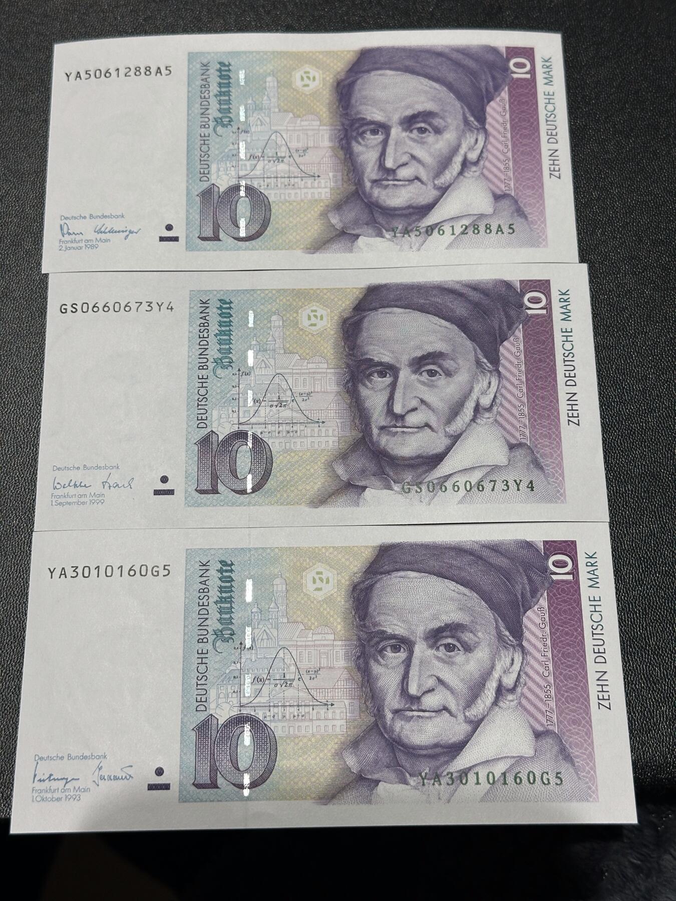 《外钞收藏家》第六百零九期（农历年前收官场、本期年后快递恢复正常再发货）（本平台长期征集拍品、欢迎藏友们联系合作） 德国1989/1993/1999年10马克三张不同年份与签名（数学家卡尔高斯）		UNC 