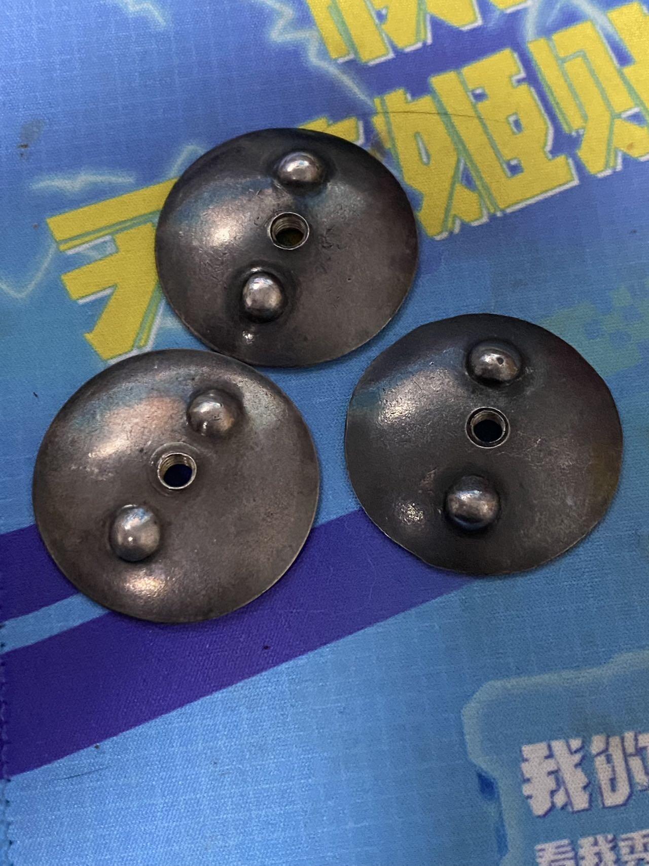 苏联勋章奖章2月12日晚上九点结束在麦稀奇 找不到的加我qq或者微信都是184277308备注苏章拍卖。最好加微信群每次都会通知还有提前可以一口价的 最近会持续拍卖一些东西。 苏联勋章后盖 早期银质 可以适配很多早期的章 三个重量为 26克