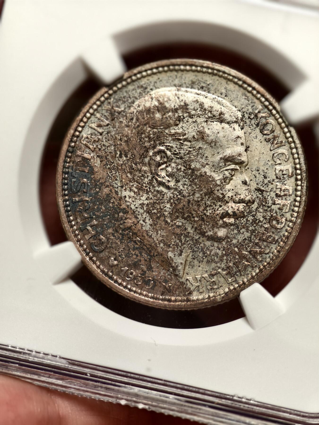 抚柳草堂-第十二期章牌钱币  奖章勋章限时免佣 满百包邮 放漏专场 1930 丹麦NGC MS62 2克朗 国王60周年大寿纪念银币 背面浮雕清晰状态一流