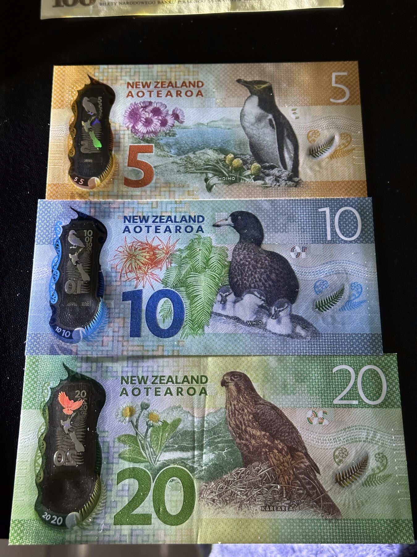 《外钞收藏家》第六百零九期（农历年前收官场、本期年后快递恢复正常再发货）（本平台长期征集拍品、欢迎藏友们联系合作） 新西兰新版塑料钞5/10/20元3张一套 UNC 20有压印