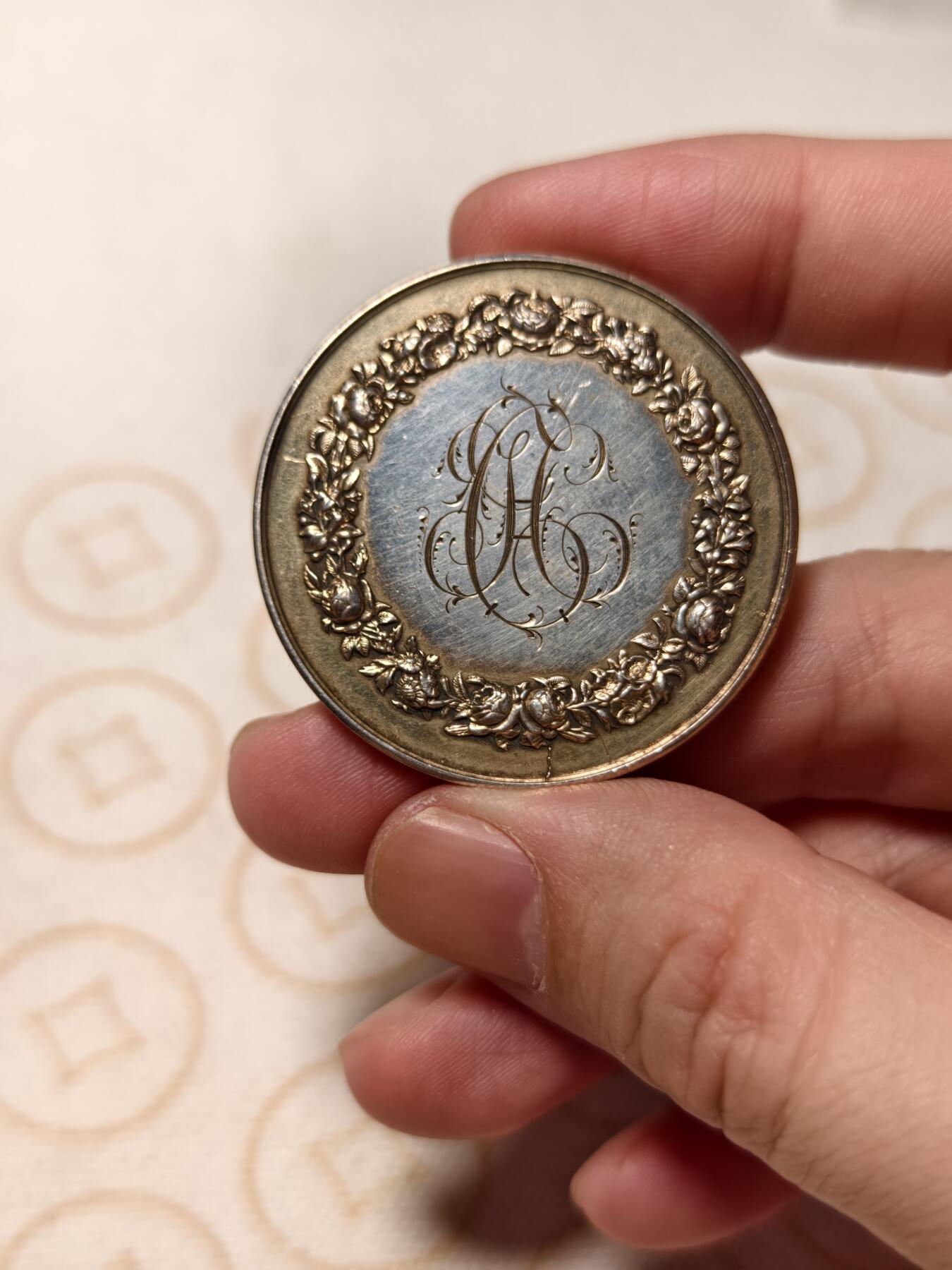 抚柳草堂-第十二期章牌钱币  奖章勋章限时免佣 满百包邮 放漏专场 19世纪法国婚姻与爱情镀金大银章 大版 手刻花押很漂亮 41.3MM 950银32.5g 丰饶角银标 观感极好非常震撼的一枚 