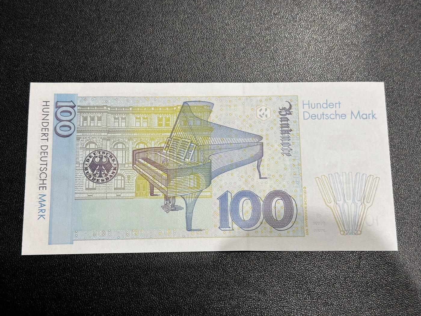 《外钞收藏家》第六百零九期（农历年前收官场、本期年后快递恢复正常再发货）（本平台长期征集拍品、欢迎藏友们联系合作） 1996年德国100马克 克拉拉 UNC- 有压印和潮斑