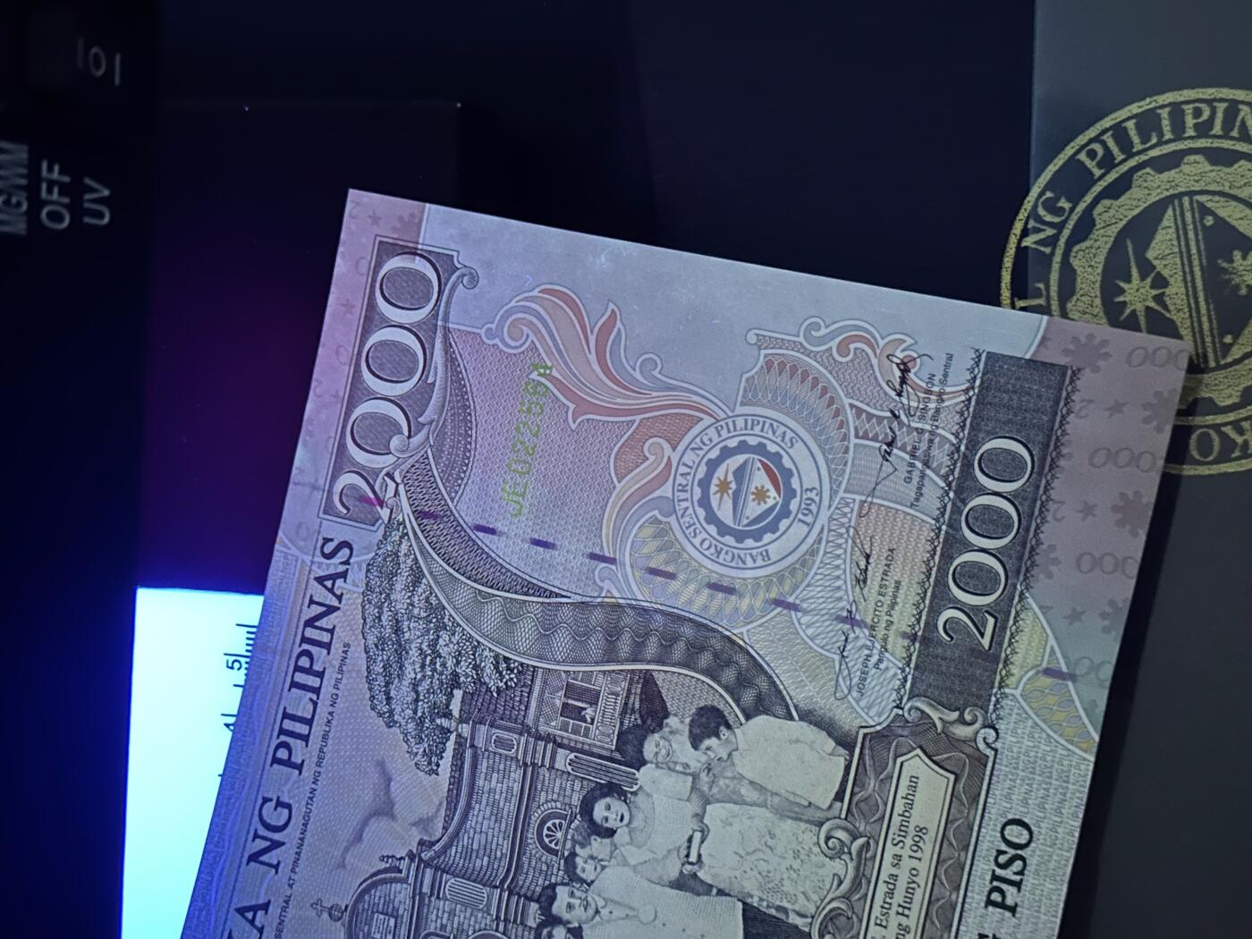 《外钞收藏家》第六百零九期（农历年前收官场、本期年后快递恢复正常再发货）（本平台长期征集拍品、欢迎藏友们联系合作） 1998年菲律宾2000比索 纪念钞 超大票幅 有册子 全新不绝 有潮斑