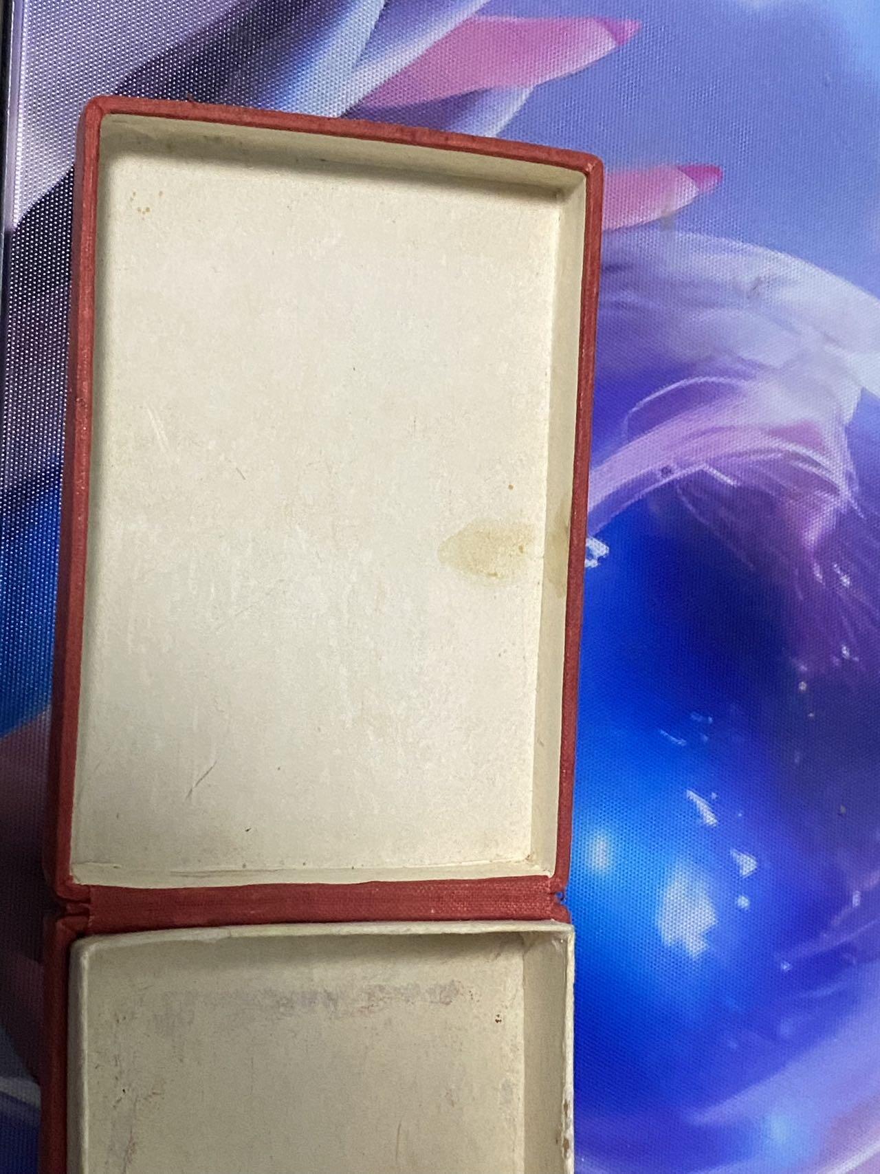 苏联勋章奖章2月12日晚上九点结束在麦稀奇 找不到的加我qq或者微信都是184277308备注苏章拍卖。最好加微信群每次都会通知还有提前可以一口价的 最近会持续拍卖一些东西。 苏联早期勋章盒子 多见二战时期颁发 后来的是油皮那种 品相很好