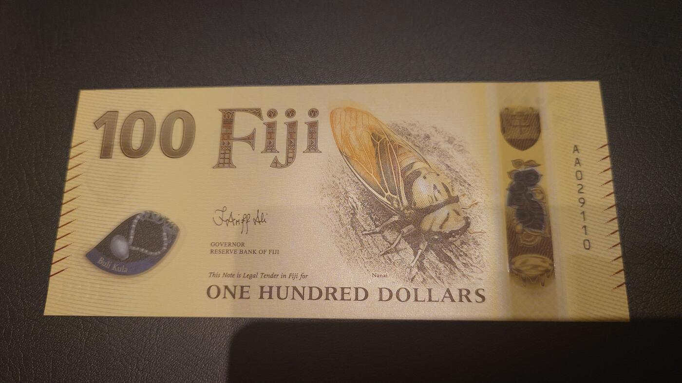 【新年十四拍～节前最后一场】世界钱币～微拍第233期暨2026年第14期  二个月内剩余新货尾货清仓 成本价起拍超值 2025年斐济100元 塑料钞全新绝品无47尾号110